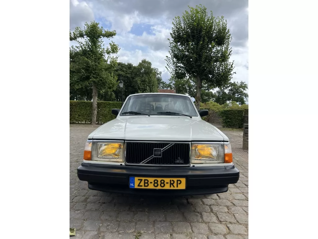 Volvo 240 2.3 DL ** GERESERVEERD **