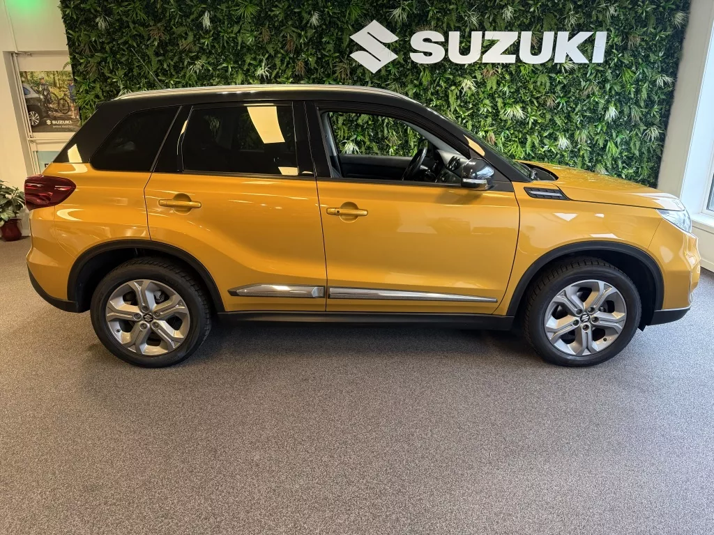 Suzuki Vitara fabrieksgar. t/m 05-10-2029 1.4 B.jet Stijl Panoramadak trekhaak Navi CC PDC LMV all-seasons