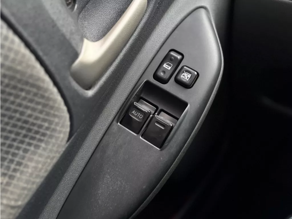 Toyota Yaris 1.0 VVT-i Sol Airco Elek.R 65PK Toyota Yaris 1.0 VVT-i Sol Airco Elek.R 65PK