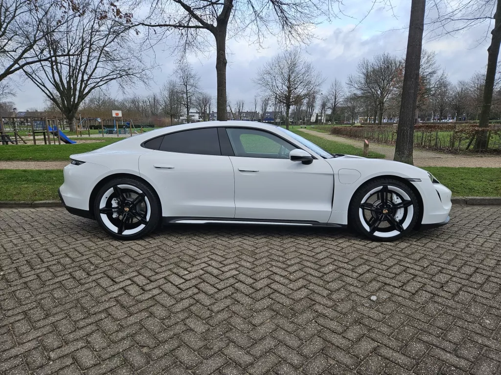 Porsche Taycan Performance 84 KWh